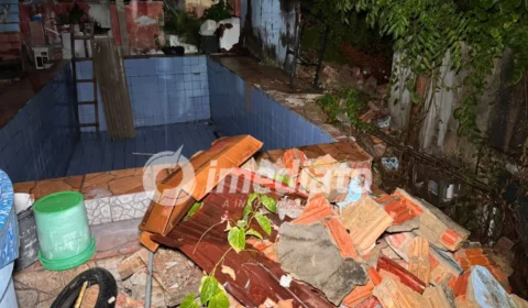 “A gente está correndo risco de vida”: Moradores vivem sob risco após muro desabar e quintais alagarem durante chuva em Manaus