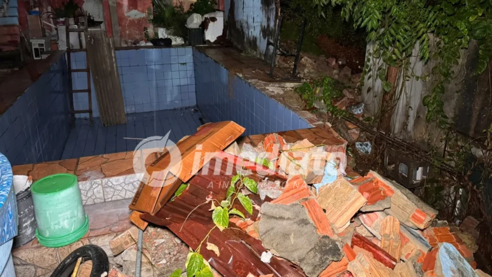 “A gente está correndo risco de vida”: Moradores vivem sob risco após muro desabar e quintais alagarem durante chuva em Manaus