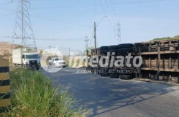 PERIGO NA RODOVIA: Contêiner com painéis solares tomba e fica quatro dias às margens da rodovia