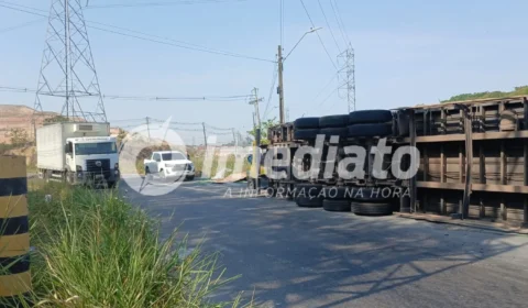 PERIGO NA RODOVIA: Contêiner com painéis solares tomba e fica quatro dias às margens da rodovia