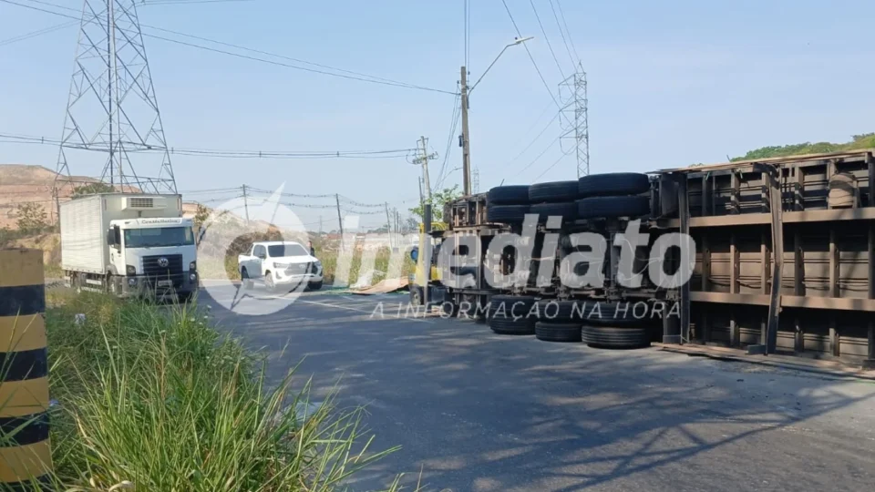 PERIGO NA RODOVIA: Contêiner com painéis solares tomba e fica quatro dias às margens da rodovia