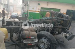 CENÁRIO DE DESTRUIÇÃO: Caminhão perde o controle, destrói loja de móveis e provoca prejuízo