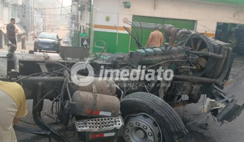 CENÁRIO DE DESTRUIÇÃO: Caminhão perde o controle e destrói loja de móveis