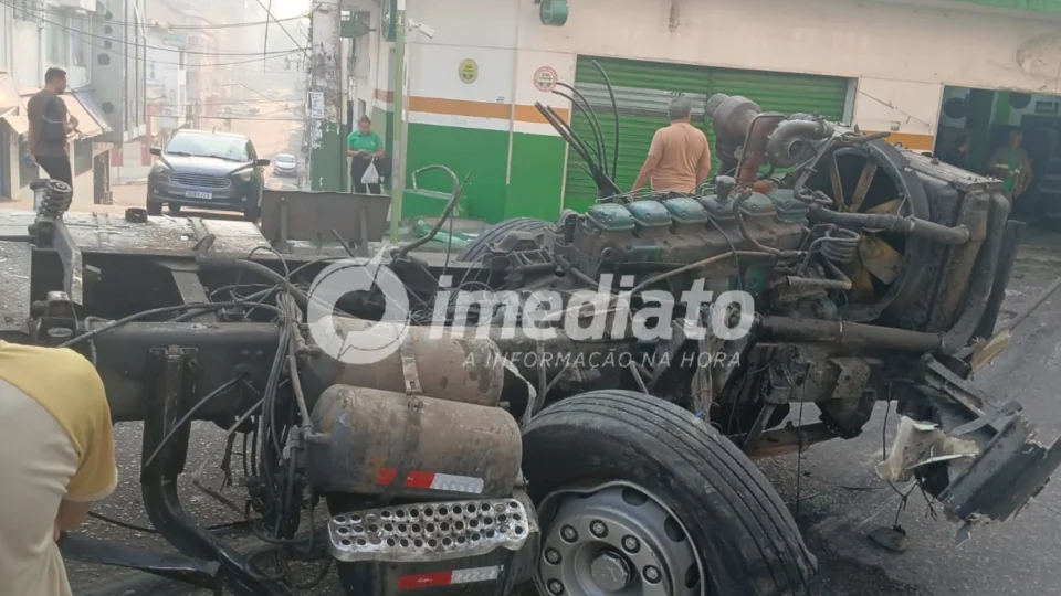 CENÁRIO DE DESTRUIÇÃO: Caminhão perde o controle, destrói loja de móveis e provoca prejuízo