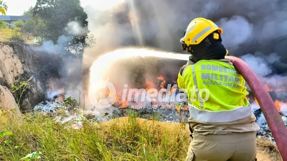 MANAUS EM CHAMAS: bombeiros enfrentam mais de 60 horas de incêndio em lixão