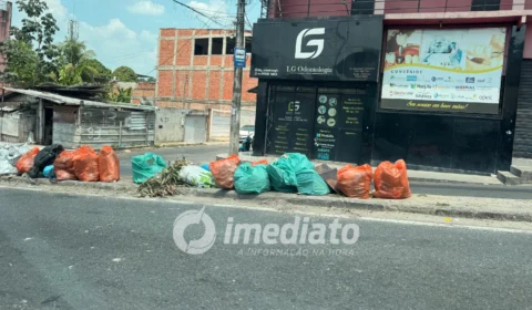 CAOS NA ZONA LESTE: lixo acumula por dias em avenida e comerciantes perdem clientes