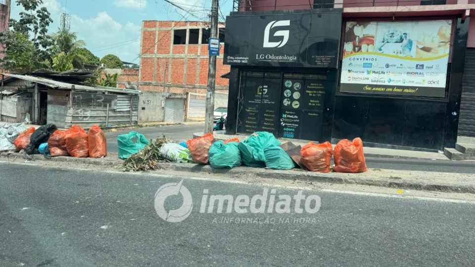 CAOS NA ZONA LESTE: lixo acumula por dias em avenida e comerciantes perdem clientes