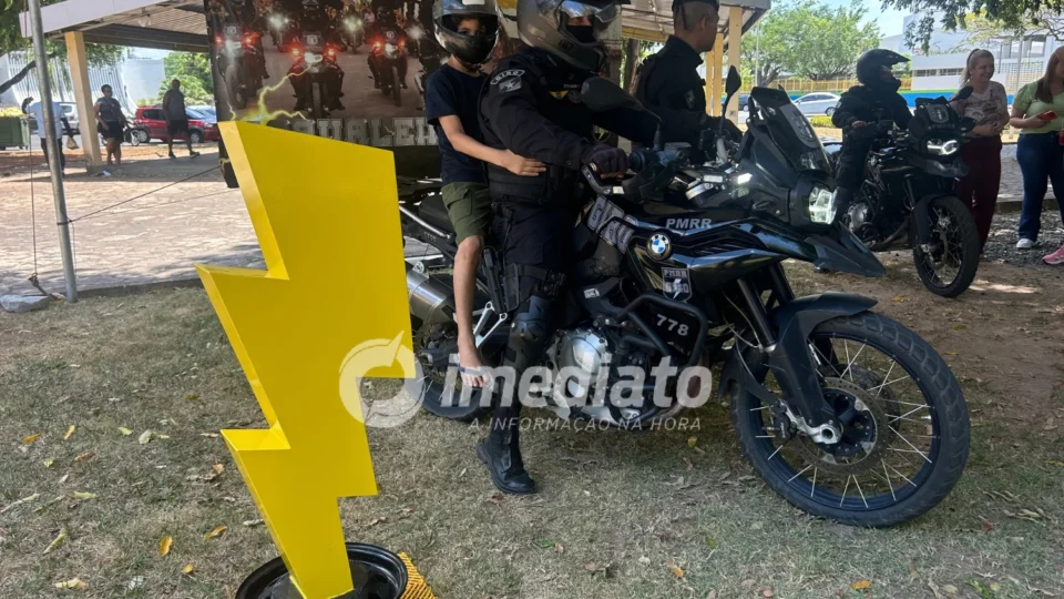 DIVERSÃO SOBRE DUAS RODAS: Polícia Militar oferece passeio gratuito para crianças em Centro Cívico