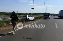 Passageira fica gravemente ferida após carro atingir traseira de moto na BR-401 em Cantá