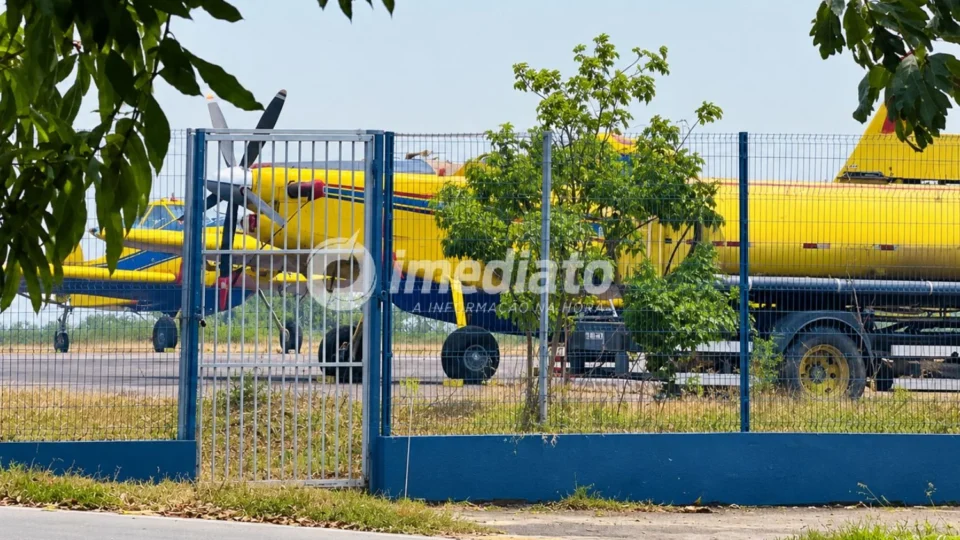 Aviões enviados pelo governo federal para combater queimadas são vistos parados em Manaus