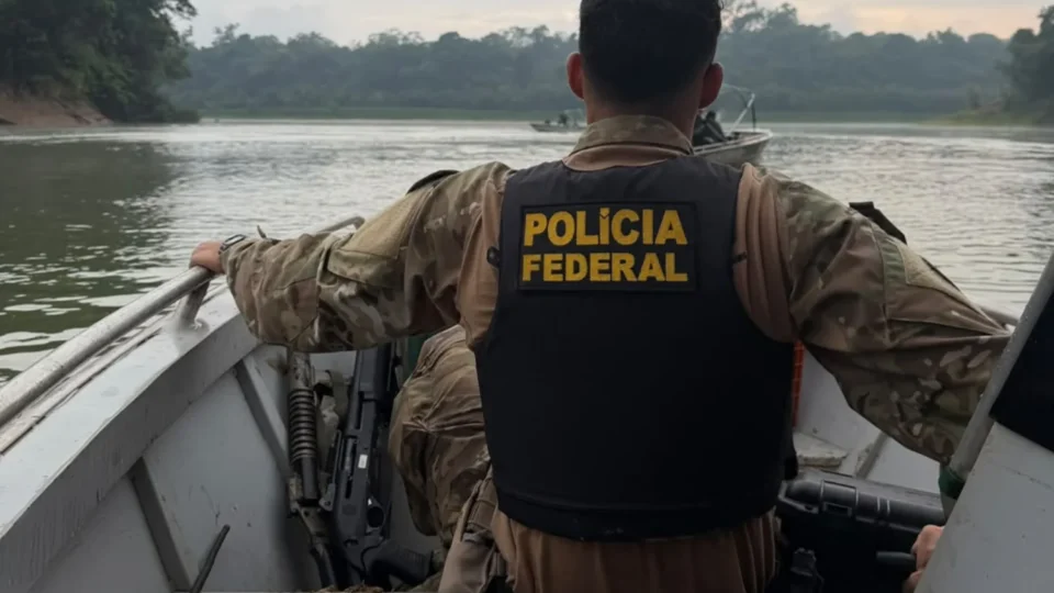 VEJA: Operação inutiliza 72 embarcações e 16 mil litros de diesel usados em garimpo ilegal 