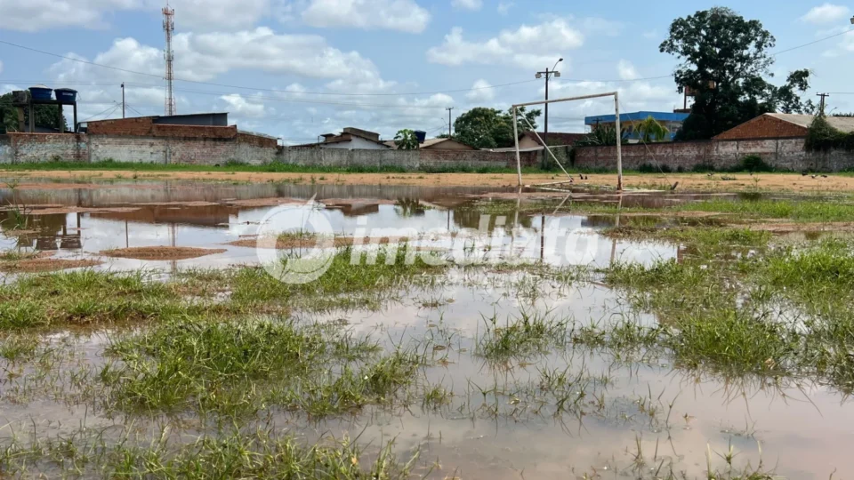 Terreno onde ocorre festival cultural acumula lixo e preocupa moradores da Zona Sul