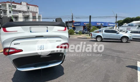 VEJA IMAGENS: Carro capota e fica destruído após colisão com outro veículo no Parque 10