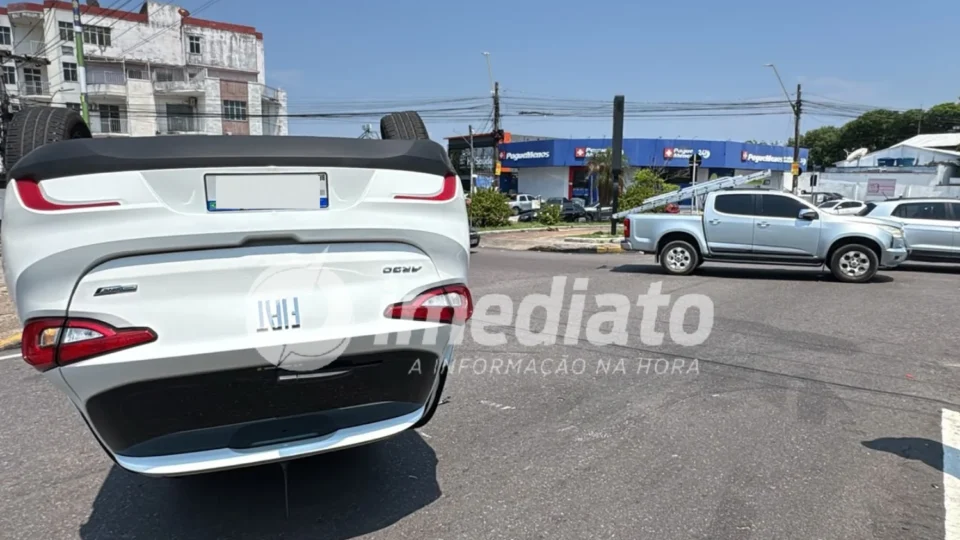 VEJA IMAGENS: Carro capota e fica destruído após colisão com outro veículo no Parque 10