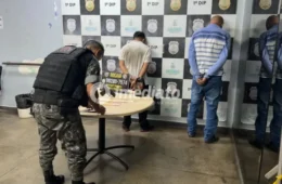 VEJA VÍDEO: Dupla é presa suspeita de assaltar drogaria em Manaus; R$ 1,2 mil são recuperados