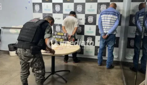 VEJA VÍDEO: Dupla é presa suspeita de assaltar drogaria em Manaus; R$ 1,2 mil são recuperados