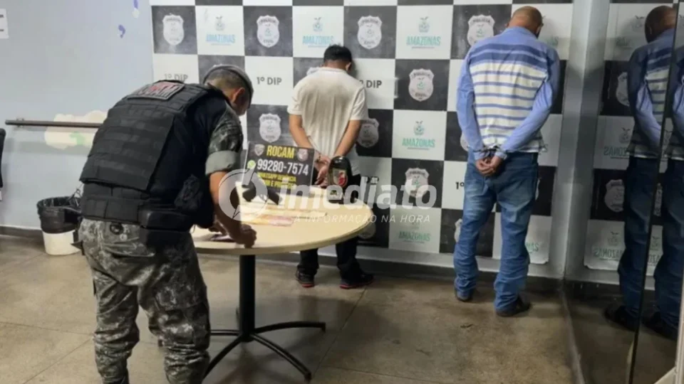 VEJA VÍDEO: Dupla é presa suspeita de assaltar drogaria em Manaus; R$ 1,2 mil são recuperados