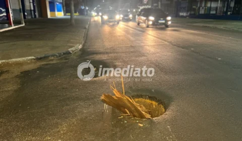 Buraco de bueiro aberto há mais de 20 dias provoca acidentes e preocupa moradores em Boa Vista