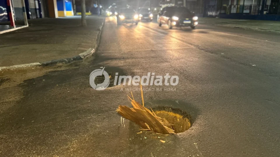 Buraco de bueiro aberto há mais de 20 dias provoca acidentes e preocupa moradores em Boa Vista