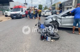 CAOS NO TRÂNSITO: colisão violenta entre carro e motocicleta deixa homem gravemente ferido