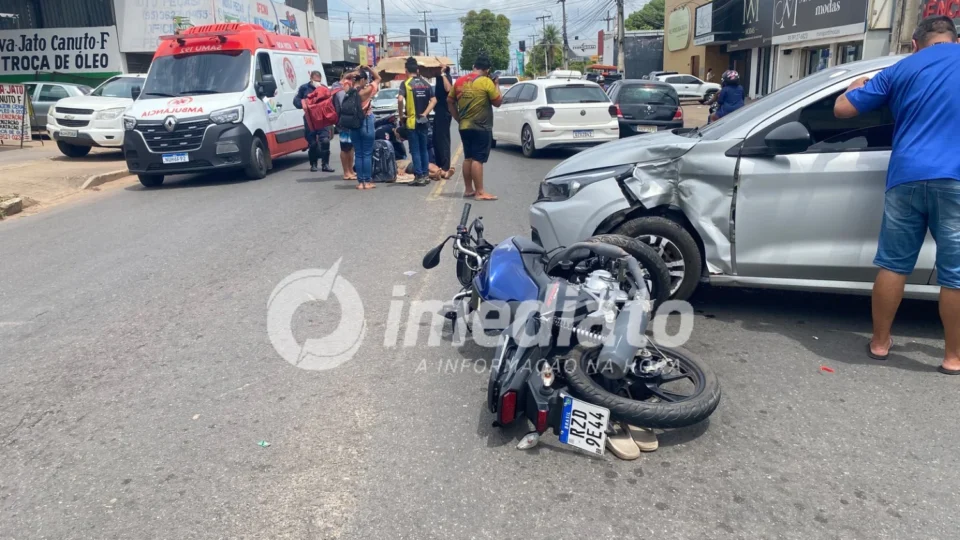 CAOS NO TRÂNSITO: colisão violenta entre carro e motocicleta deixa homem gravemente ferido