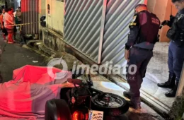 VEJA IMAGENS: Homem é surpreendido por criminosos em moto e morto a tiros na porta de casa em Manaus