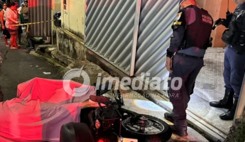 VEJA IMAGENS: Homem é surpreendido por criminosos em moto e morto a tiros na porta de casa em Manaus