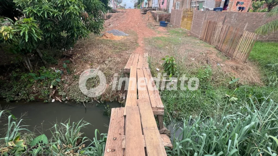 VEJA O ABANDONO: Moradores denunciam ponte precária e rua intrafegável na zona Sul