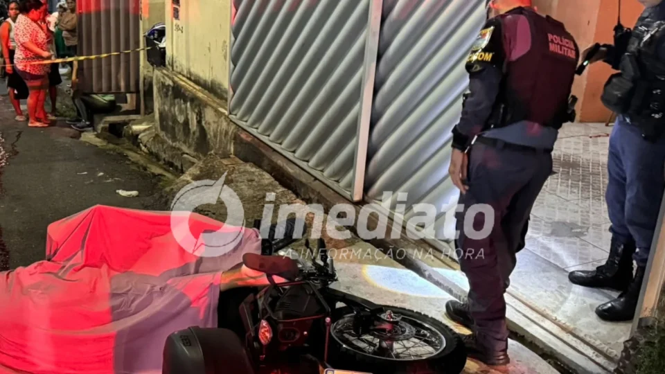 VEJA IMAGENS: Homem é surpreendido por criminosos em moto e morto a tiros na porta de casa em Manaus