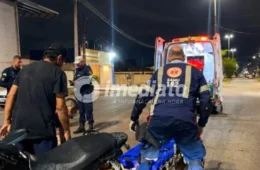 Motociclista fica gravemente ferida após carro atingi-la e motorista fugirem