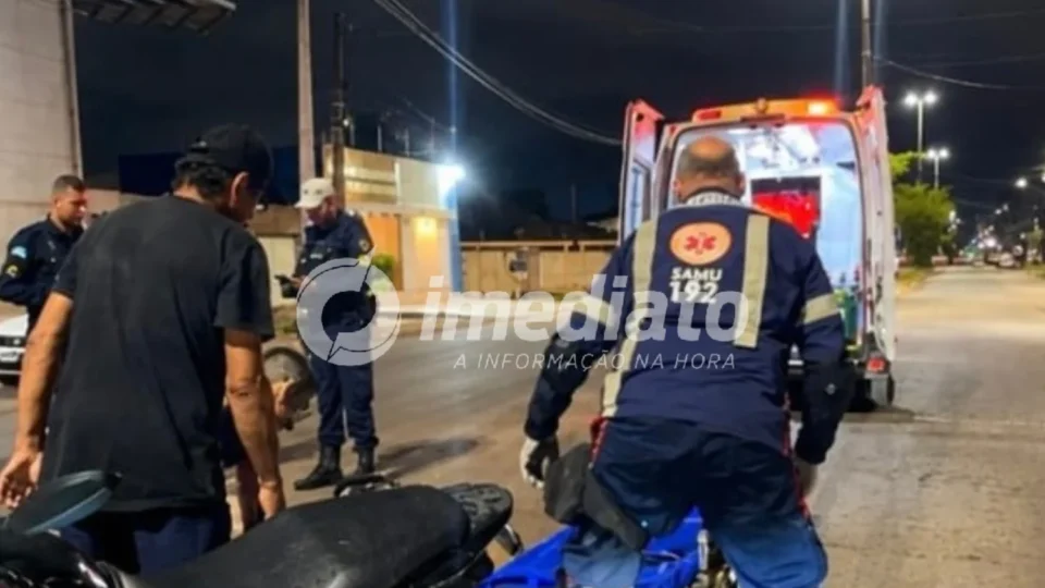 Motociclista fica gravemente ferida após carro atingi-la e motorista fugirem