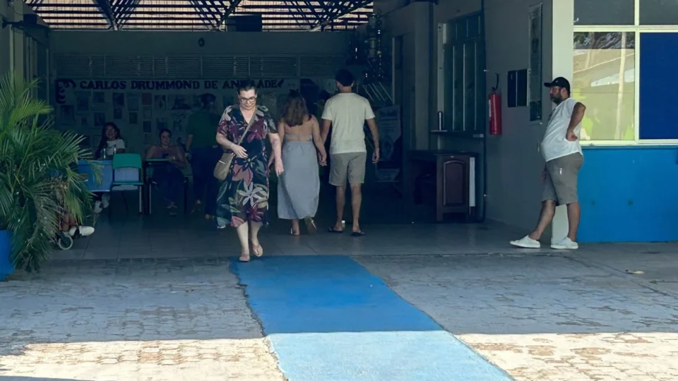 Eleitores deixam para a última hora e movimentam locais de votação em Roraima