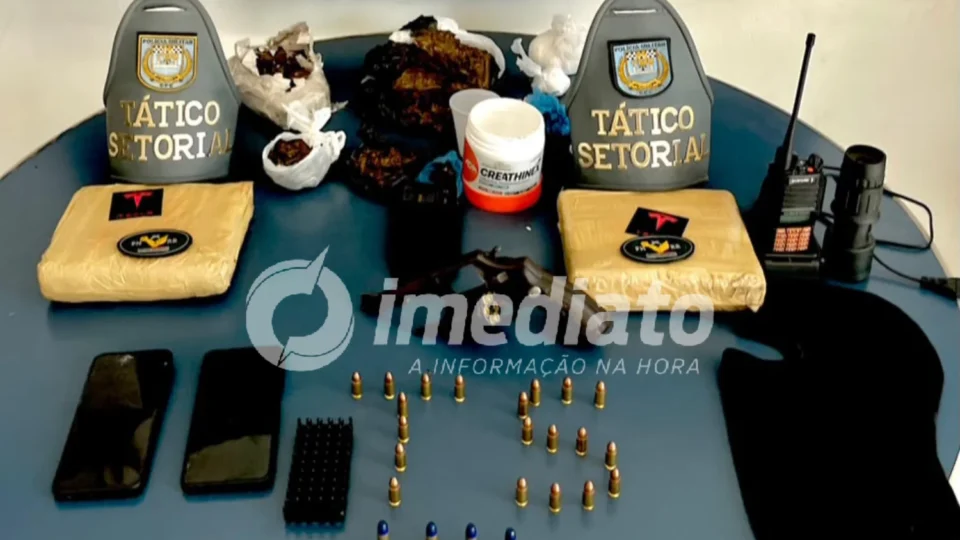 DISFARCE NÃO FUNCIONOU: Dupla é presa com arma e drogas escondidas em bag de entregador