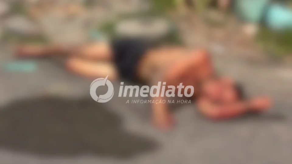“JUSTIÇA COM AS PRÓPRIAS MÃOS”: Homem acusado de assalto é brutalmente espancado com pedaços de madeira