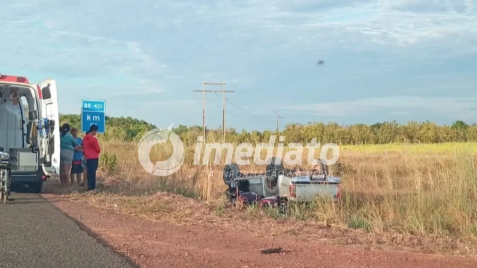 URGENTE | Grave acidente entre caminhão e camionete Hilux. Primeiros socorros são prestados
