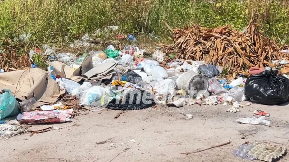 “LIXÃO A CÉU ABERTO”: descarte irregular de lixo preocupa moradores no bairro Senador Hélio Campos