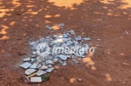“RISCO DE ACIDENTES”: cerâmicas espalhadas em rua preocupam moradores no Senador Hélio Campos