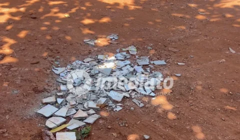 “RISCO DE ACIDENTES”: cerâmicas espalhadas em rua preocupam moradores no Senador Hélio Campos
