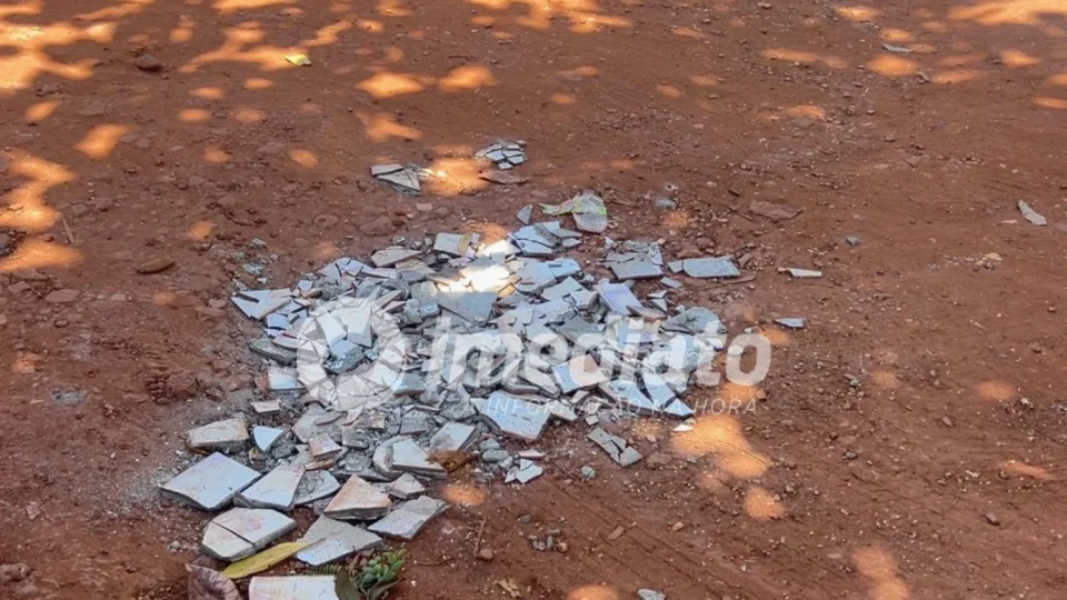“RISCO DE ACIDENTES”: cerâmicas espalhadas em rua preocupam moradores no Senador Hélio Campos