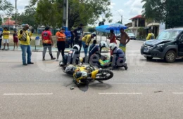 Colisão entre carro e moto deixa motociclista com fratura exposta no centro de Porto Velho