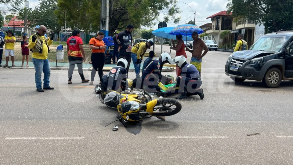 Colisão entre carro e moto deixa motociclista com fratura exposta no centro de Porto Velho