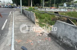SUSTO NA AVENIDA BRASIL: Carro bate em mureta e quase despenca em igarapé em Manaus; VEJA VÍDEO