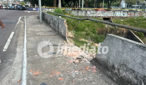 SUSTO NA AVENIDA BRASIL: Carro bate em mureta e quase despenca em igarapé em Manaus; VEJA VÍDEO