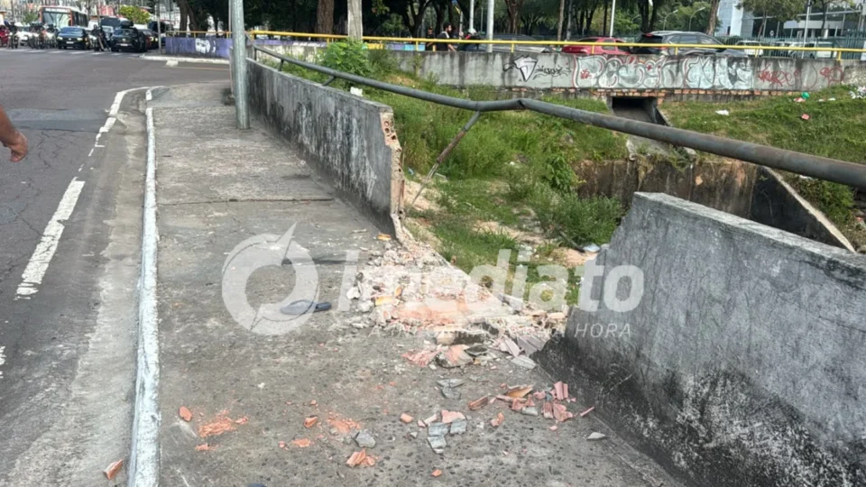 SUSTO NA AVENIDA BRASIL: Carro bate em mureta e quase despenca em igarapé em Manaus; VEJA VÍDEO