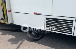 IMPACTO VIOLENTO: Moto fica presa embaixo de ônibus após grave colisão na Mário Ypiranga