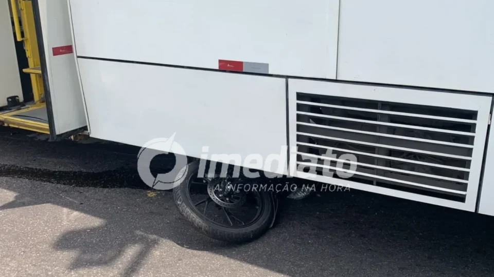 IMPACTO VIOLENTO: Moto fica presa embaixo de ônibus após grave colisão na Mário Ypiranga