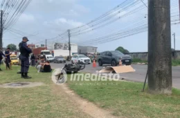 VEJA IMAGENS: Motociclista cai e morre esmagado por carreta na Avenida dos Oitis