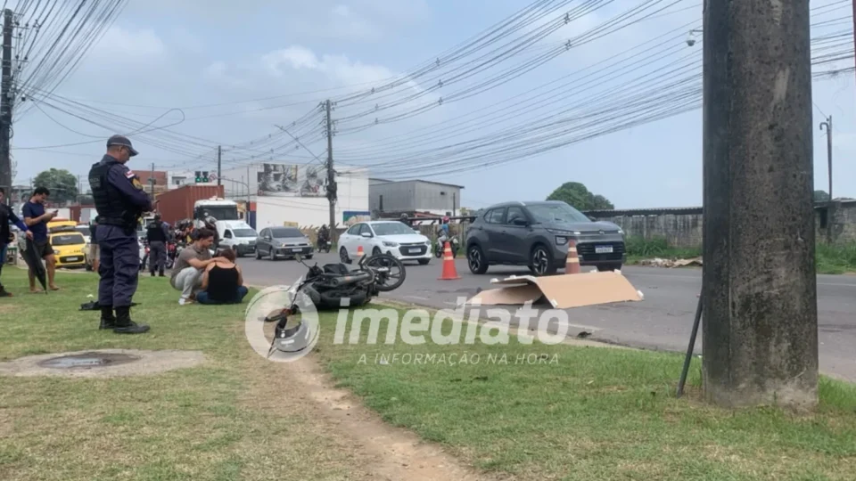 VEJA IMAGENS: Motociclista cai e morre esmagado por carreta na Avenida dos Oitis