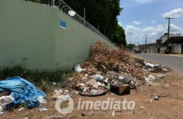 VEJA IMAGENS: Lixo se acumula ao lado de escola municipal e moradores pedem por atenção
