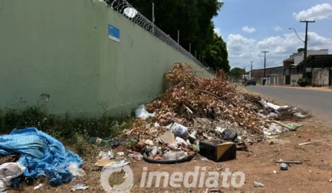 VEJA IMAGENS: Lixo se acumula ao lado de escola municipal e moradores pedem por atenção